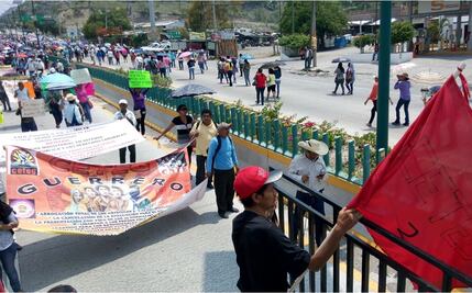 Maestros bloquean la Autopista del Sol