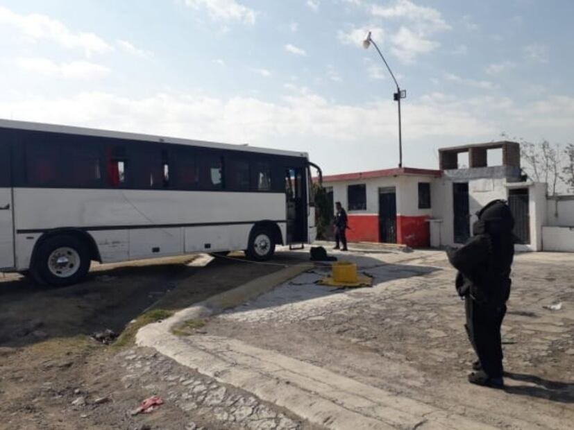 Hombres lanzan granada explosiva a un autobús de pasajeros en Zumpango