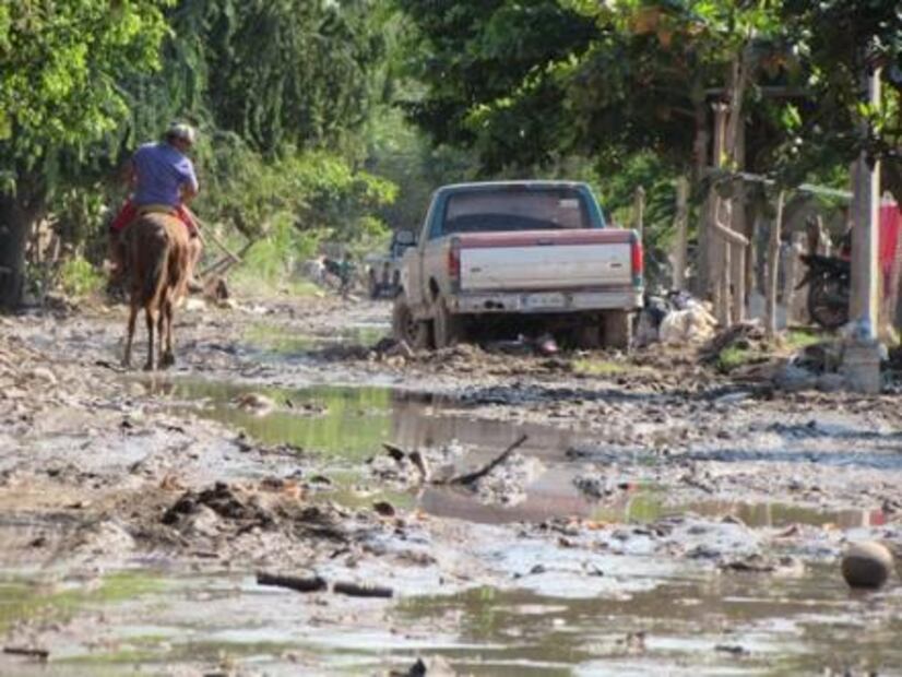 Vecinos ayudan a tuxpeños, ante lenta rehabilitación por Willa