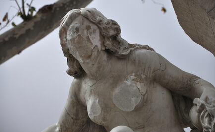 Hombre desfigura con un mazo estatua de una mujer