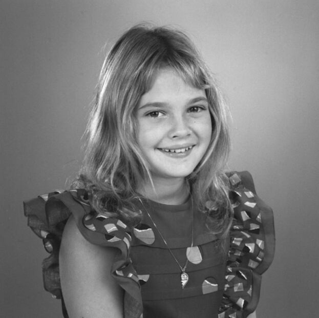 A Drew Barrymore la dejaban beber y fumar a los nueve años, pero no comer chocolate
