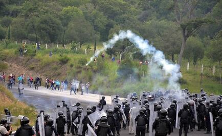 Eleven police officers injured in clash in Tixtla