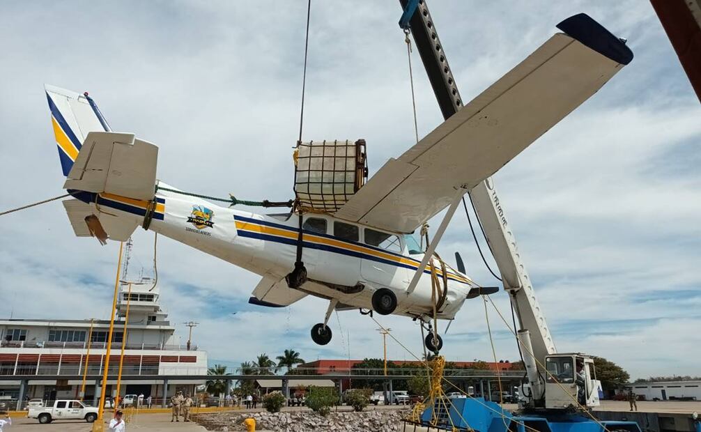 Con equipos de buceo, se logró ubicar la avioneta color blanco, con franjas amarillas y azules, la cual cayó hasta el fondo a una profundidad de catorce metros /Foto: Especial
