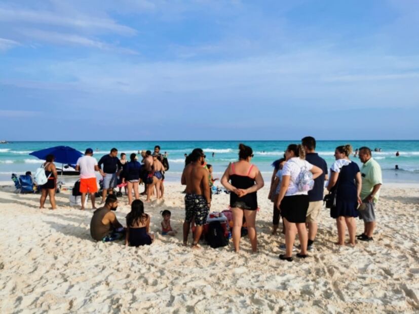 En playas de Cancún "se curan" del susto tras huracán Delta