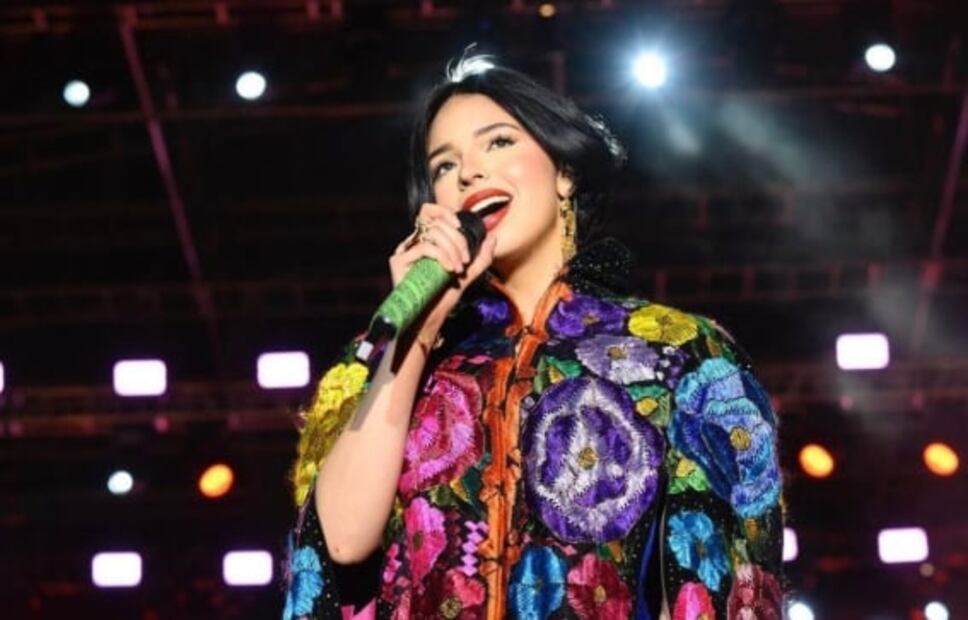 Ángela Aguilar luce hipnotizante vestido para mostrar su nuevo perfume