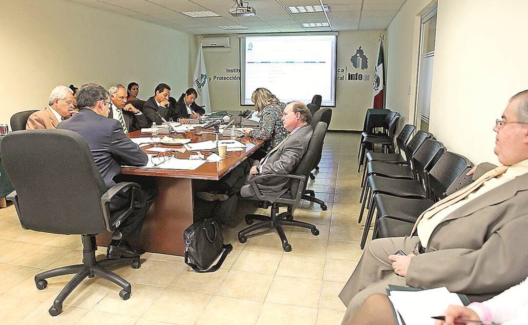 El comisionado presidente del InfoDF, Israel Mucio Hernández (segundo de izquierda a derecha) señaló que la intención de transparentar intereres no es perseguir a los funcionarios, sino defender la rendición de cuentas. (Foto: Archivo / EL UNIVERSAL)