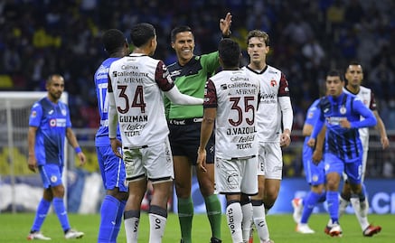 Árbitro explota con jugador del Cruz Azul: 'Bájale de hue...'