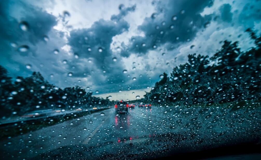 Maneja de forma segura bajo la lluvia. Foto: Pixabay