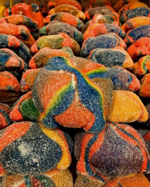 Catrina, el pan de muerto arcoíris que debes probar