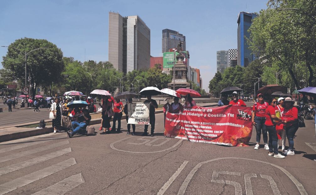 Poco antes de las 10:00 horas y en operación hormiga, los integrantes de la CNTE comenzaron a ubicarse en diferentes avenidas importantes como Circuito Interior y Reforma, sin dejar el plantón en el Zócalo; cientos de personas tuvieron que caminar para llegar a sus trabajos o escuelas. FOTOS: CARLOS MEJÍA Y FRANCISCO RODRÍGUEZ. EL UNIVERSAL