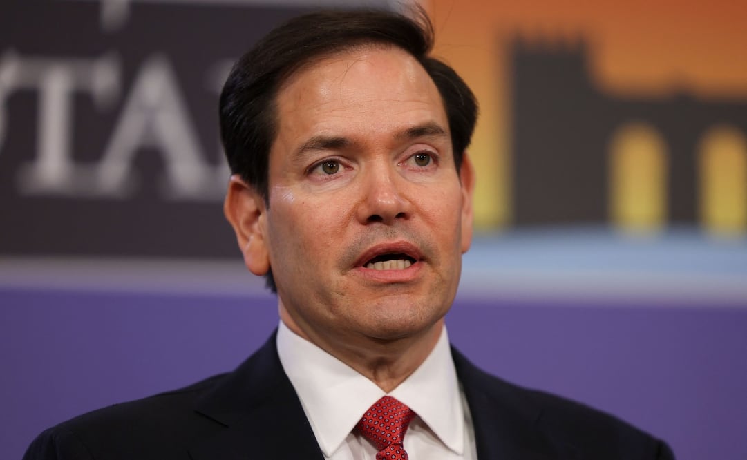 El secretario de Estado estadounidense, Marco Rubio, habla con la prensa durante una reunión informal de ministros de Asuntos Exteriores de la Organización del Tratado del Atlántico Norte (OTAN) antes de las posibles conversaciones de paz entre Ucrania y Rusia en Antalya, Turquía, el 15 de mayo de 2025. El secretario general de la OTAN, Mark Rutte, se mostró "cautamente optimista" sobre el progreso hacia la paz en Ucrania, pero que Rusia debía tomar las medidas necesarias. Foto: AFP