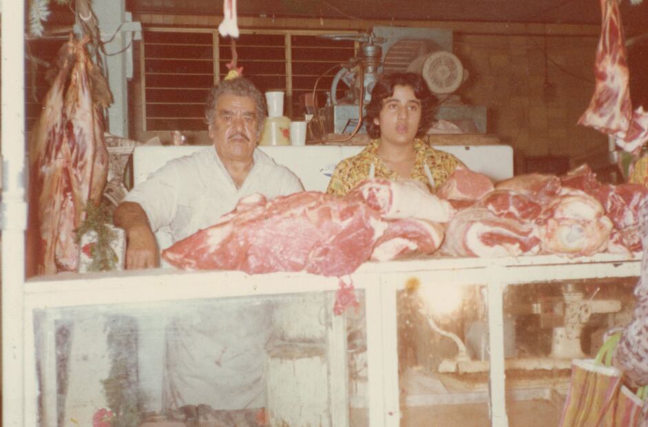 Emma Yessica, a sus 14 años, y su padre en el negocio familiar: una carnicería ubicada en el puesto número 45 del Mercado Jamaica, en la Ciudad de México, en 1975. Foto: AMTM