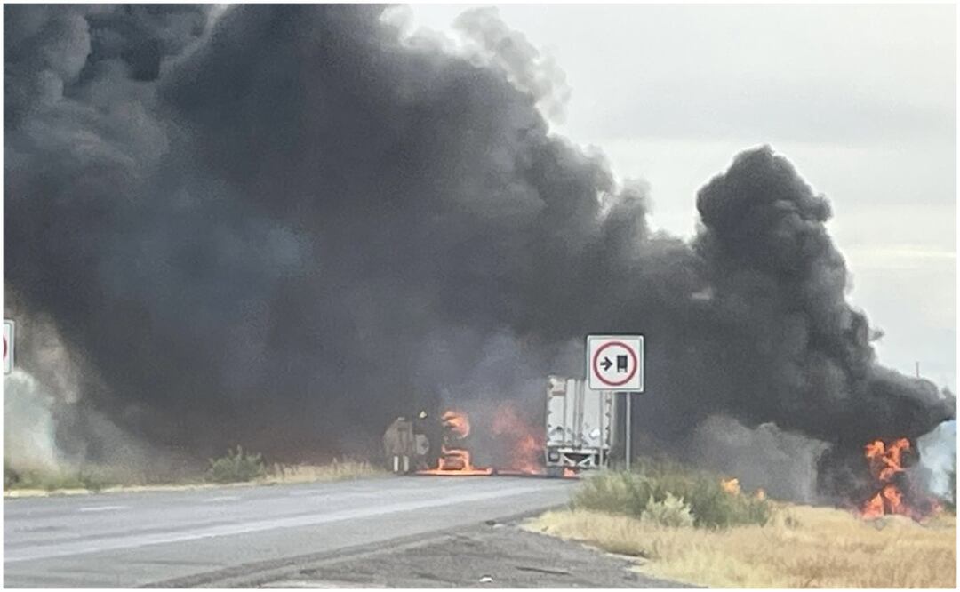 Este 27 de noviembre, se registra un incendio de un tractocamión con combustible sobre la Carretera Federal México 15. Foto: Protección Civil Sonora