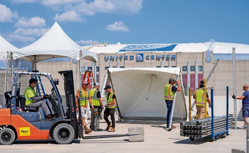 Trabajadores al instalar tiendas de campaña para los medios de comunicación cerca del United Center, en preparación de la Convención Nacional Demócrata.. Foto: Pablo Martinez Monsivais | AP