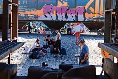 Tras detención de trenes, migrantes quedan varados cerca de la meta