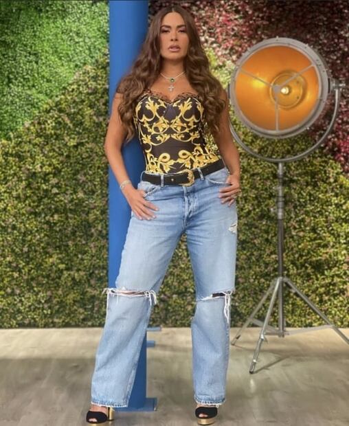 Galilea Montijo luce jeans abiertos de la cadera