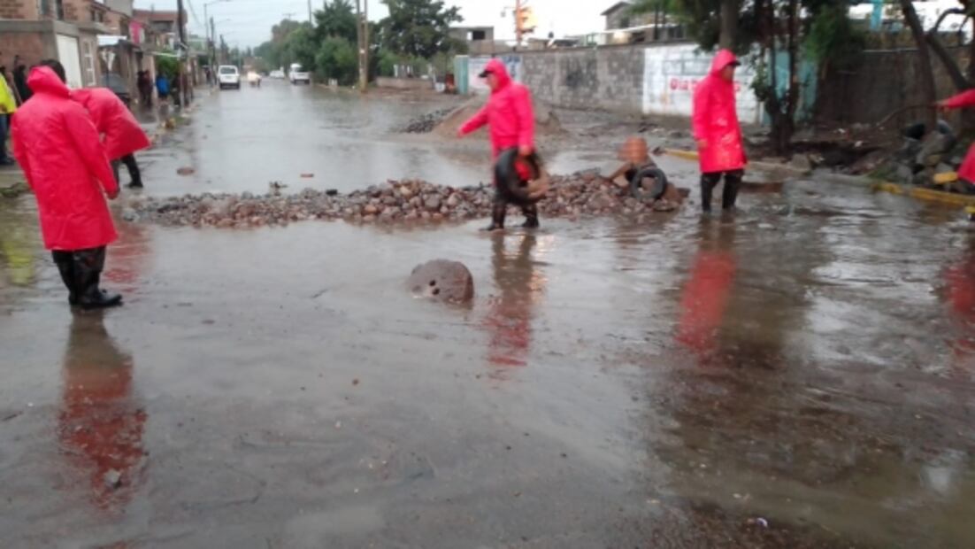 Afectaciones por lluvia llegan hasta Ixtapaluca; trasladan a personas en lanchas