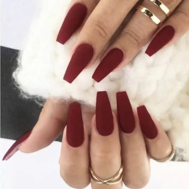 De las pasarelas a tu mani, el vino es el color de uñas más top para esta temporada