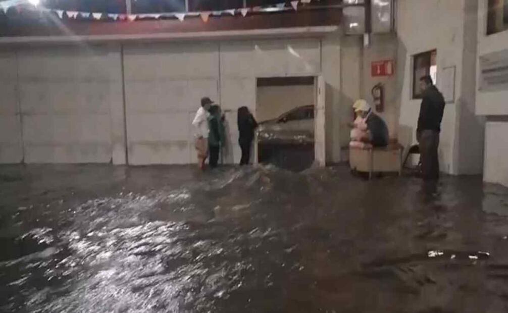 Vecinos reportaron severas inundaciones a lo largo de la avenida San Mateo. Foto: Especial