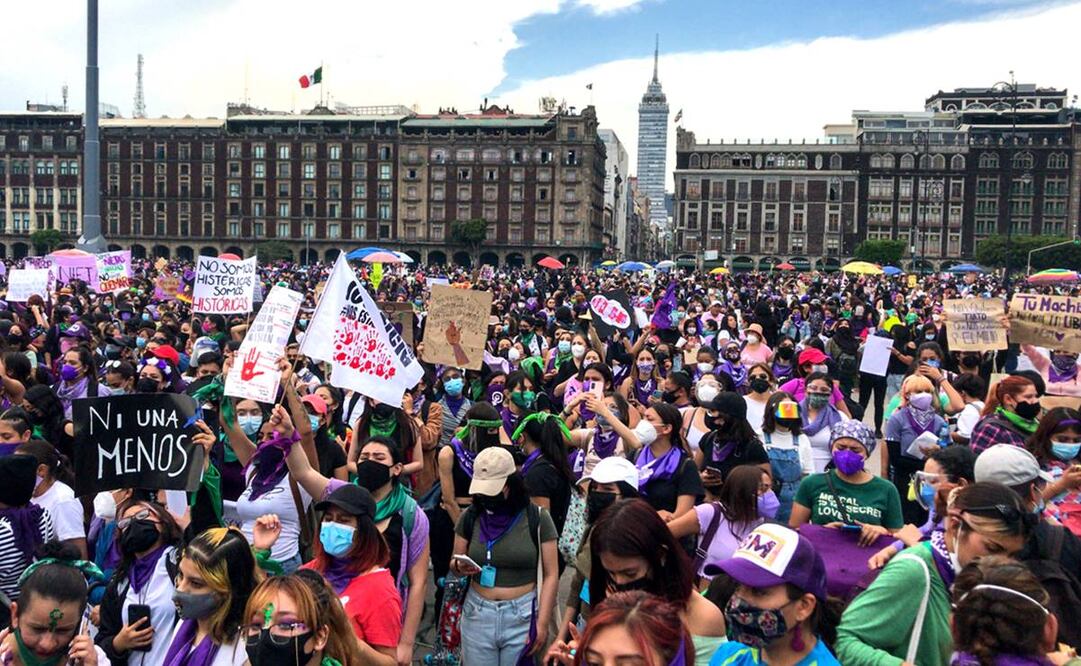 Miles de mujeres llegaron al Zócalo alzando los puños, gritando consignas que se han convertido en emblema: "La policía no me cuida, me cuidan mis amigas", "Nunca más silencio" y "Ni una menos". Foto: Diego Simón Sánchez. EL UNIVERSAL