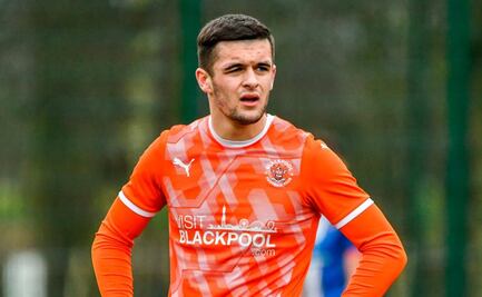 El futbolista del Blackpool, Jake Daniels revela su homosexualidad: "Soy gay, he estado escondiendo mi verdadero yo"