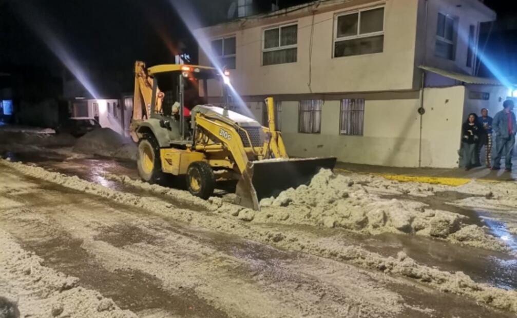 Lluvia y caída de granizo tapizan vialidades primarias de Edomex