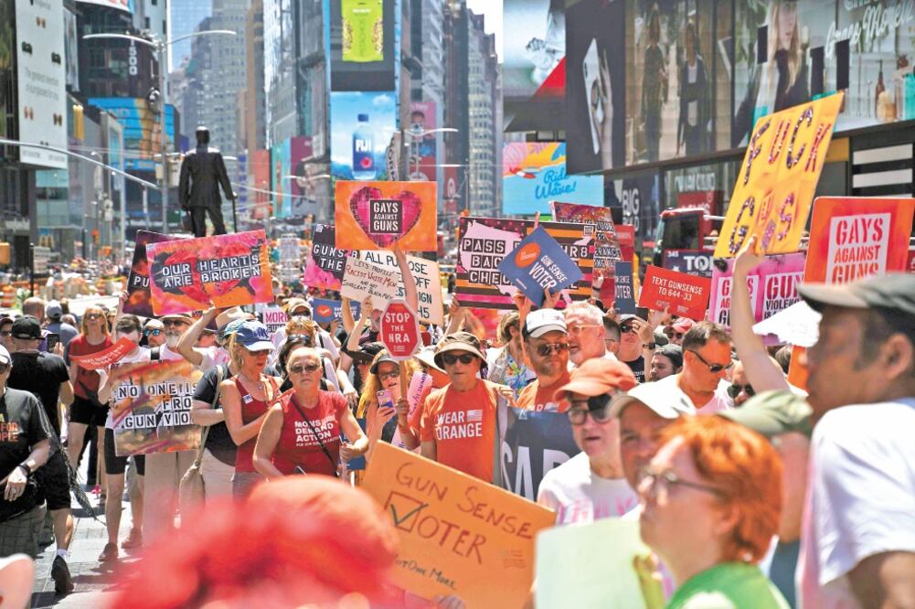 Varios habitantes de Nueva York se manifestaron contra la falta de acción del gobierno federal para acabar con los tiroteos en Estado Unidos. Foto/GO NAKAMURA. AFP