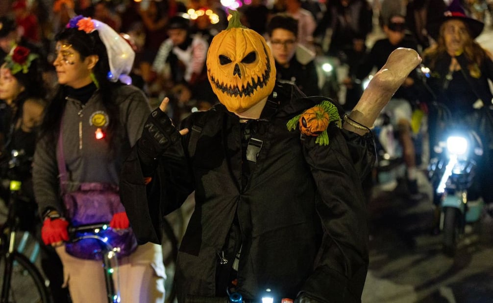 Miles de personas asistieron al Paseo Nocturno de Día de Muertos.
Foto: Hugo Salvador/El Universal