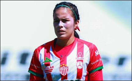 Jugadora del Necaxa rifa playera de Bruno Valdez para pagar operación de rodilla