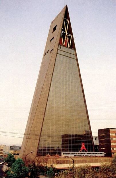 Así surgió la singular torre de Tlatelolco y sus 47 campanas