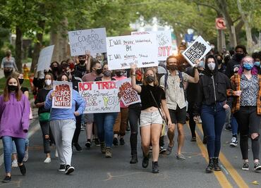 Liberan bajo fianza a joven que mató a 2 en protestas antirracistas por Jacob Blake en EU
