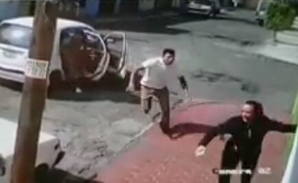 Captan en video a mujer que logra escapar de presunto intento de secuestro en Ecatepec