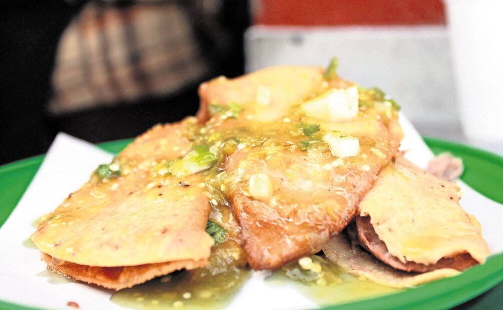 Conforme crece el negocio de los tacos de canasta en CDMX, sus tortillas, sus vendedores bicicleteros y hasta la salsa se vuelven más familiares para la población capitalina. ESPECIAL.