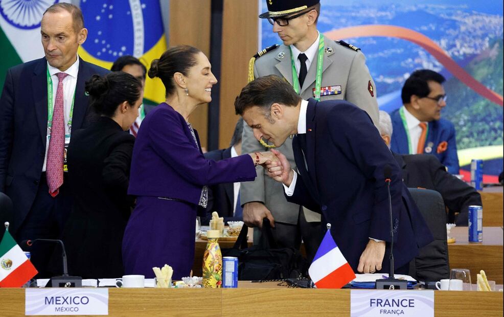 El presidente de Francia, Emmanuel Macron, saluda a la presidenta Sheinbaum; durante su reunión ambos mandatarios coincidieron en que los dos países deben ahondar en su “asociación estratégica” en sectores como el ferroviario y el de la protección del medio ambiente. Foto AFP