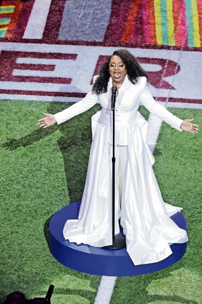Ledisi interpretó “Lift every voice
and sing”, antes del juego. (10/02/2025) Fotos: AP, AFP y EFE