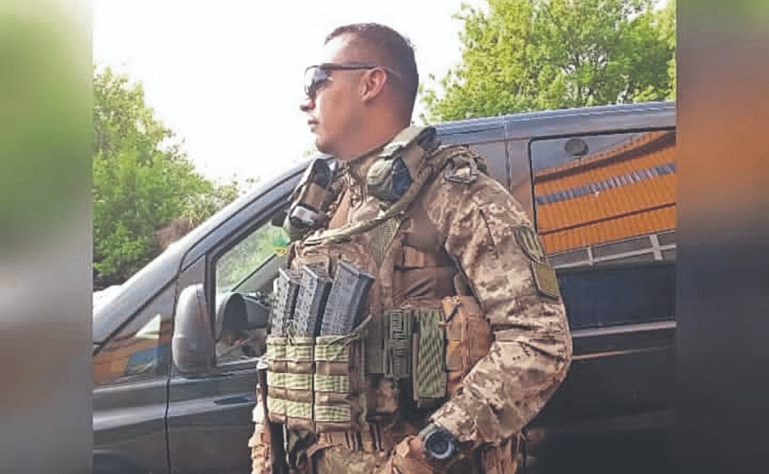 A la izquierda, Mario Alberto Lover Martínez con el uniforme del Ejército ucraniano. Foto: Especial