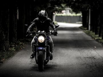 Manejar motocicleta sin casco puede provocar sordera