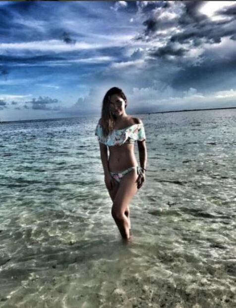 Sherlyn luce sus curvas en bikini