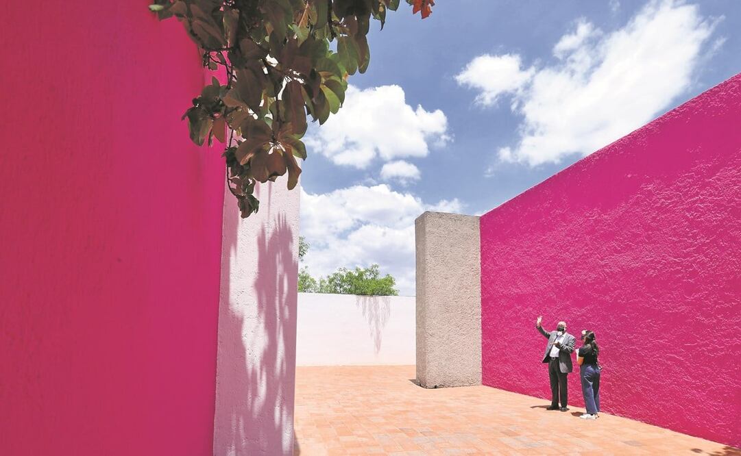 Barragán fue “enmarcando” su vista al cielo durante años para conseguir la altura de los muros ideal para ofrecer una vista a los árboles y al cielo capitalino. Foto: Berenice Fregoso/ EL UNIVERSAL.