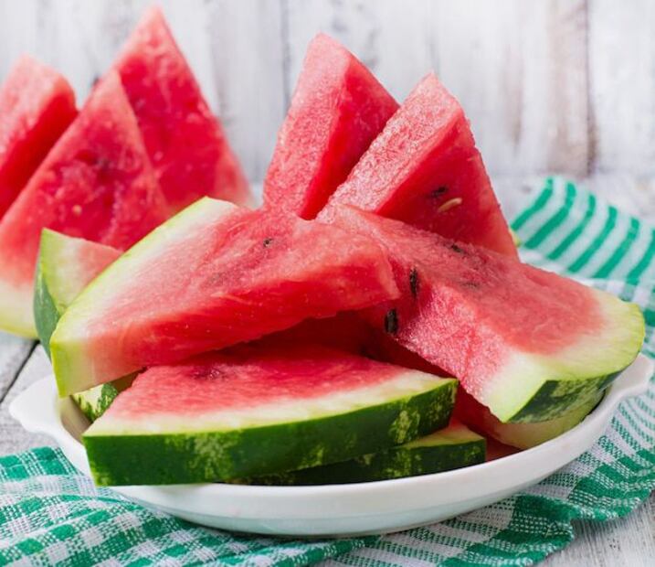 La próxima vez que busques una opción saludable y deliciosa, recuerda que la sandía es tu mejor aliada. Fuente: Freepik.