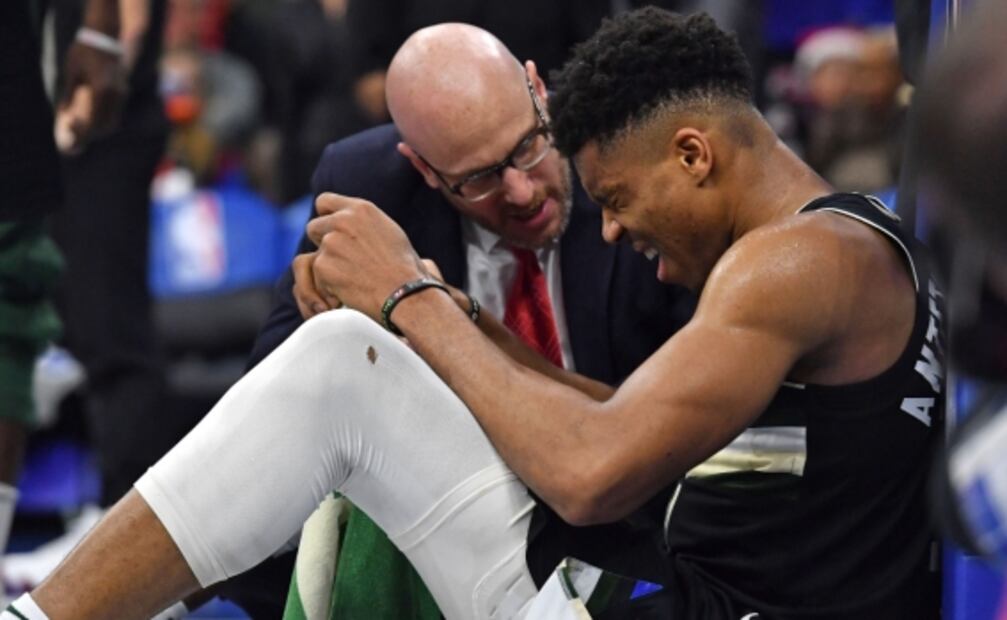 Joel Embiid supera a Giannis Antetokounmpo en duelo navideño