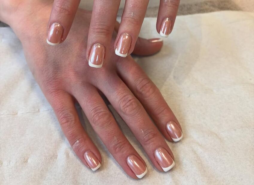 La manicura francesa se lleva con una dosis de brillo esta primavera. Foto: Especial. Instagram q_bychristine_