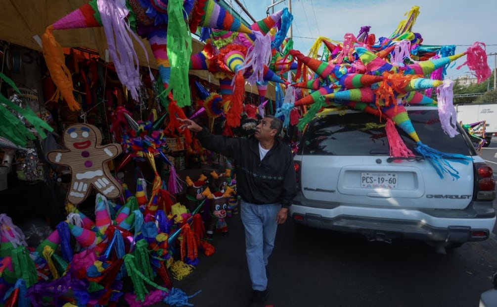 Venta de piñatas y productos para rellenarlas en el mercado de Jamaica. Foto: Luis Camacho | El Universal