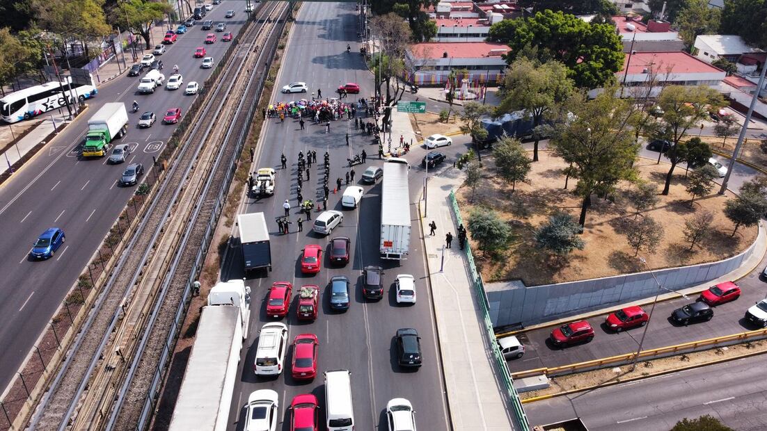Vista aérea del bloqueo de trabajadores del DIF en Calzada de Tlalpan y Circuito Interior. Foto: Juan Carlos Williams/ EL UNIVERSAL