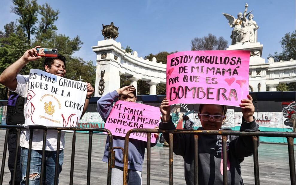 Desfile de bomberos en la Ciudad de México. Foto: Gabriel Pano/EL UNIVERSAL