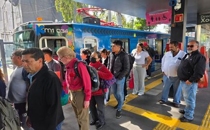 Largas filas por cierre del Tren Ligero; usuarios esperan camiones de RTP en Tasqueña