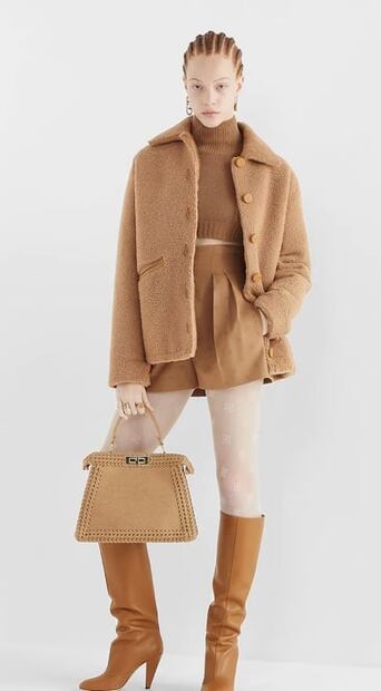 Danna Paola demuestra que las medias blancas se ven cool