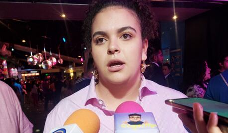 Como toda una mean girl, Lucero Mijares cumple con código de vestimenta rosa en el estreno de la obra