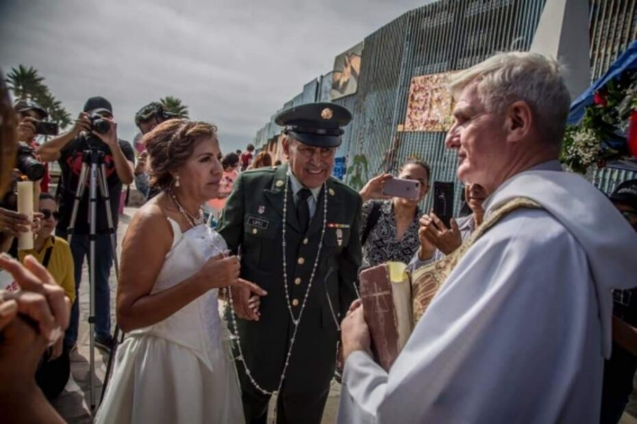 Veterano de guerra deportado se casa en el muro fronterizo