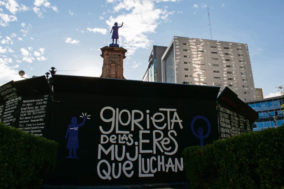 En junio de este año, colectivos feministas y organizaciones lograron que la antimonumenta de la Glorieta de las Mujeres que Luchan se quedara de forma permanente en Reforma. Foto: Abril Angulo